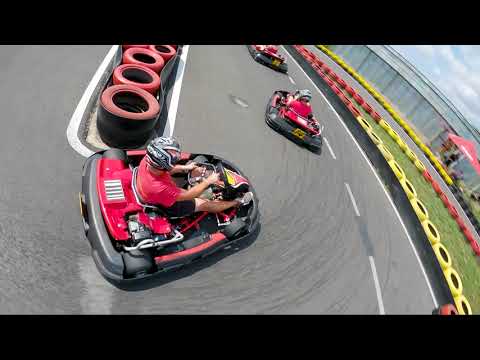 Záběr dronem na motokáry na trati Kart Centra